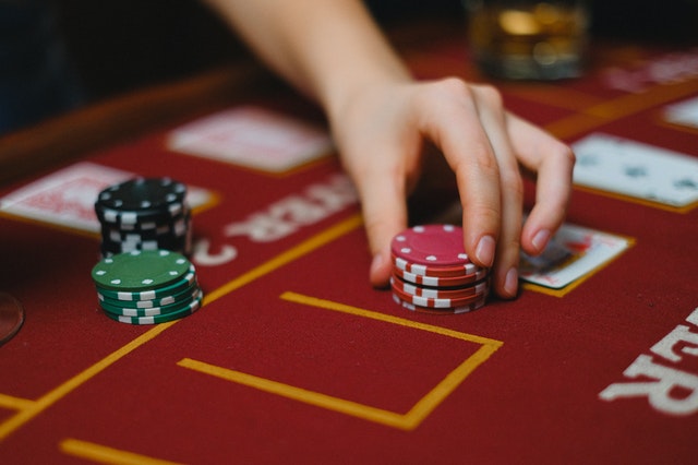 How to overcome crises when playing online casino