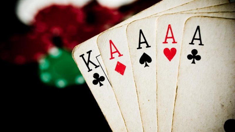 What are the  advantages of playing at an online casino 